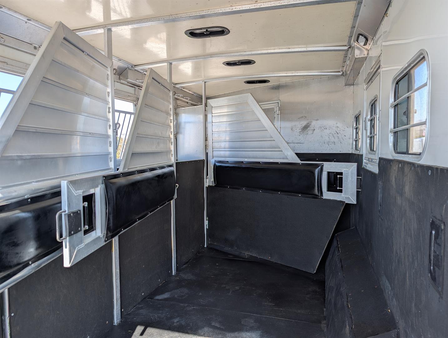 Used Gooseneck Horse Trailer 2005 Hart Horse Trailers 4H 12' LQ - Image 11