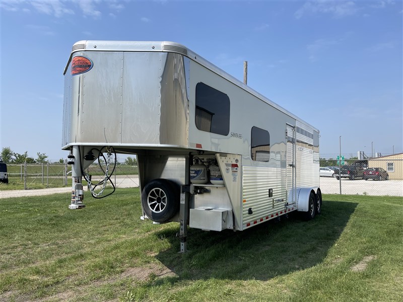 2017 SUNDOWNER SANTA FE STOCK W/ 6’SW LIVING QUARTERS GN