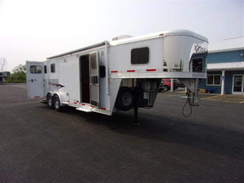 2018 Lakota 3HBPSL 3 Horse Trailer with 2′ Short Wall - Image 14