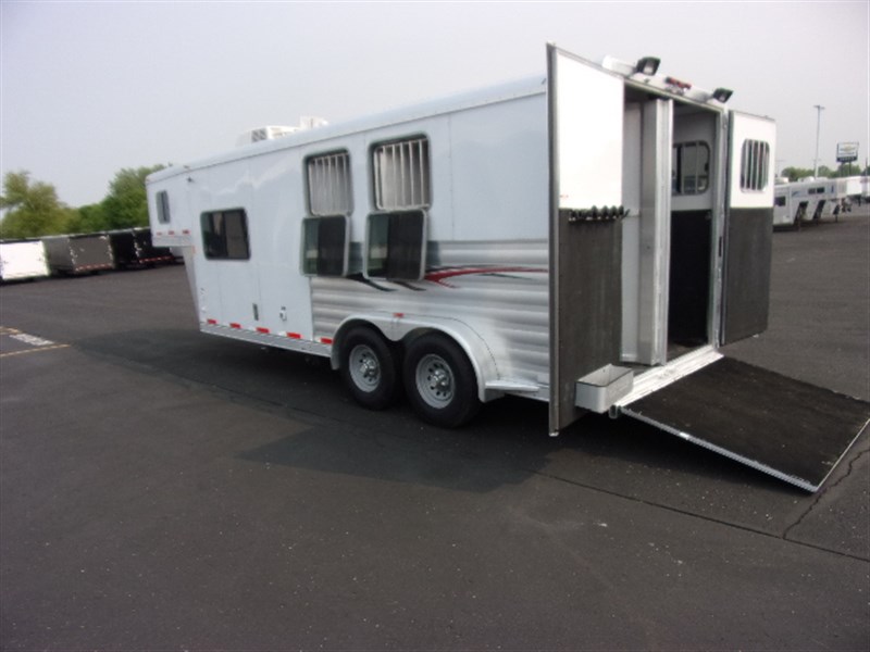 2018 Lakota 3HBPSL 3 Horse Trailer with 2′ Short Wall