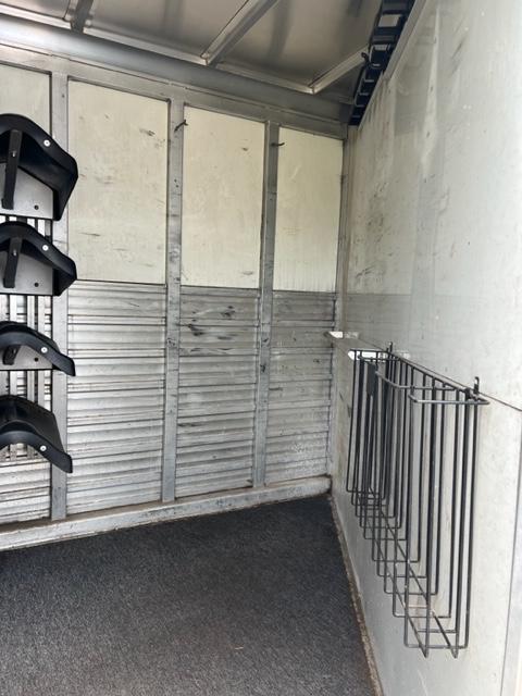 1999 Sundowner Trailers 4 horse stock combo w/ large dressing room Horse Trailer - Image 6