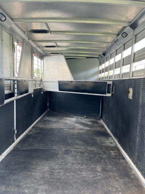1999 Sundowner Trailers 4 horse stock combo w/ large dressing room Horse Trailer - Image 3