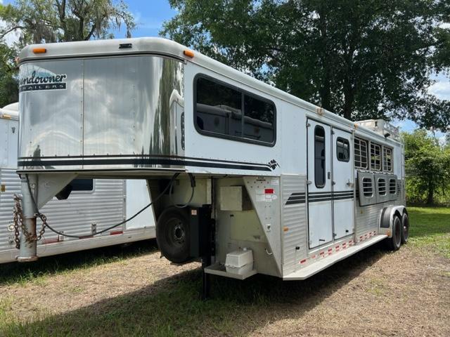 1999 Sundowner Trailers 4 horse stock combo w/ large dressing room Horse Trailer - Image 2