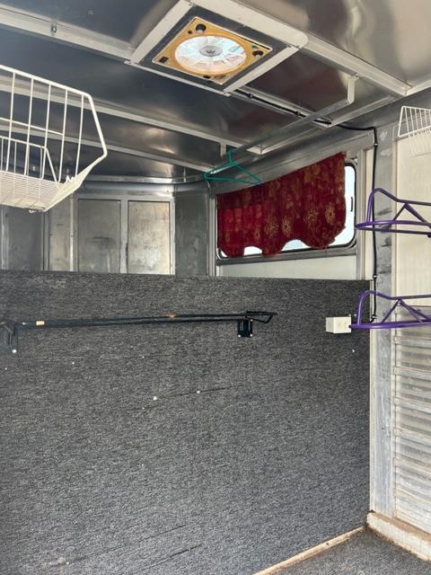 1999 Sundowner Trailers 4 horse stock combo w/ large dressing room Horse Trailer - Image 7