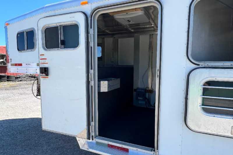 Used 2001 Exiss SS300 3 Horse Trailer with 4' Short Wall - Image 8