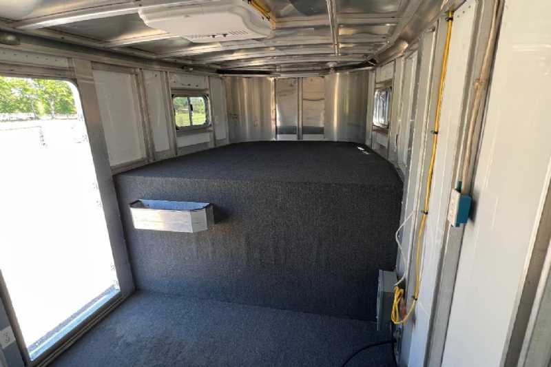 Used 2001 Exiss SS300 3 Horse Trailer with 4' Short Wall - Image 3