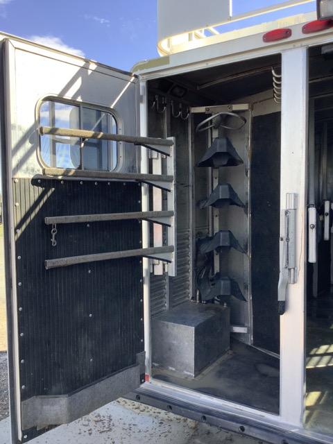 2002 PLATINUM COACH 6 HORSE LQ HORSE TRAILER - Image 3