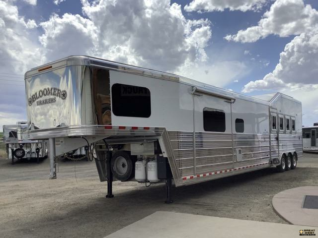 2021 BLOOMER 4 HORSE LQ TRAILER WITH MID TACK & REAR RAMP