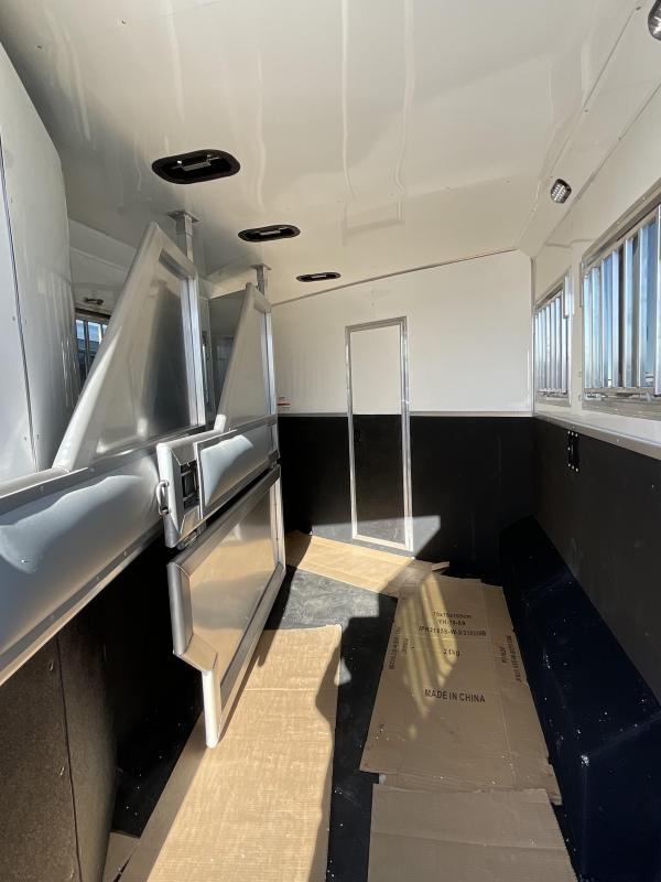 2022 SMC 3 HORSE GN TRAILER SL839DR 9′ SHORT WALL LIVING QUARTER HORSE TRAILER - Image 3