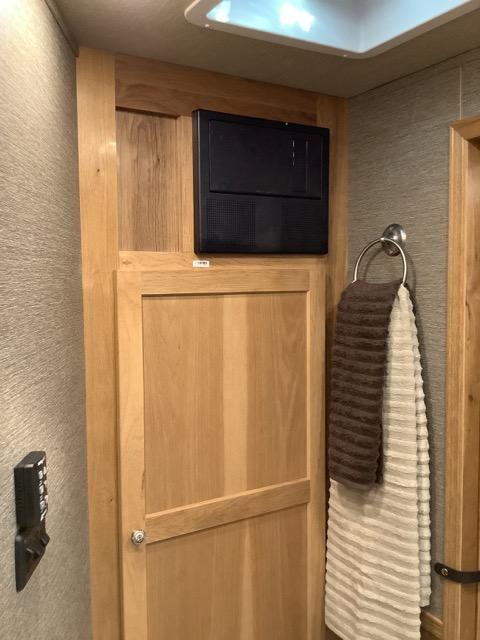 2022 SMC 3 HORSE GN TRAILER SL839DR 9′ SHORT WALL LIVING QUARTER HORSE TRAILER - Image 14