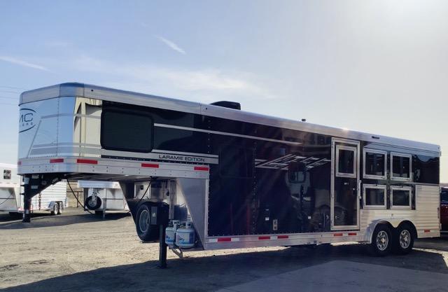 2022 SMC 3 HORSE GN TRAILER SL839DR 9′ SHORT WALL LIVING QUARTER HORSE TRAILER