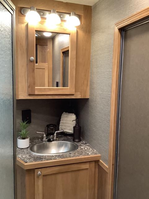 2022 SMC 3 HORSE GN TRAILER SL839DR 9′ SHORT WALL LIVING QUARTER HORSE TRAILER - Image 15