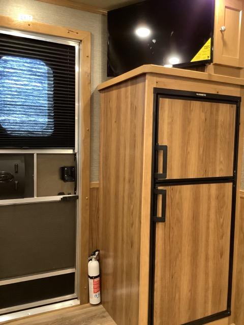 2022 SMC 3 HORSE GN TRAILER SL839DR 9′ SHORT WALL LIVING QUARTER HORSE TRAILER - Image 4