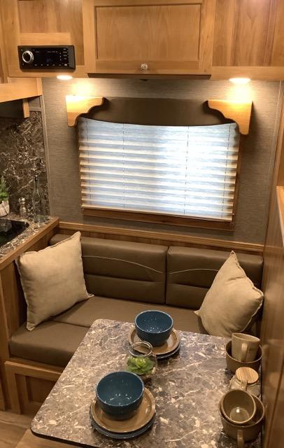 2022 SMC 3 HORSE GN TRAILER SL839DR 9′ SHORT WALL LIVING QUARTER HORSE TRAILER - Image 6