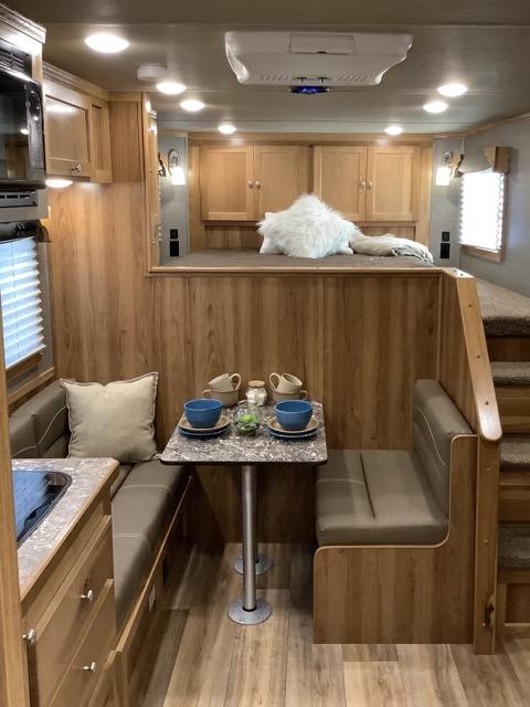 2022 SMC 3 HORSE GN TRAILER SL839DR 9′ SHORT WALL LIVING QUARTER HORSE TRAILER - Image 7
