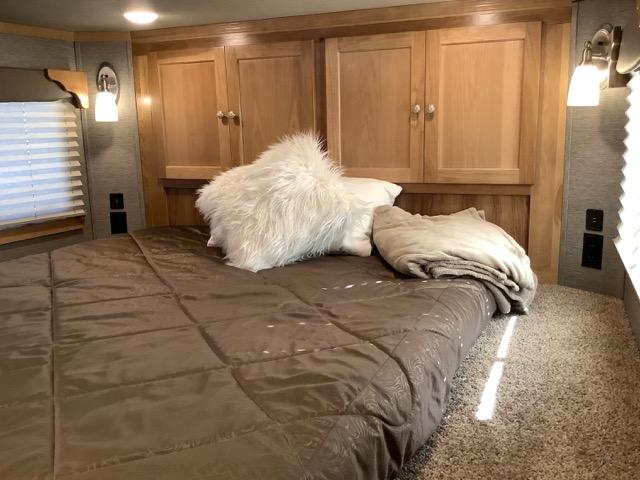 2022 SMC 3 HORSE GN TRAILER SL839DR 9′ SHORT WALL LIVING QUARTER HORSE TRAILER - Image 8