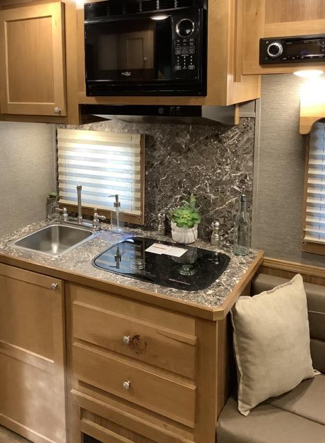 2022 SMC 3 HORSE GN TRAILER SL839DR 9′ SHORT WALL LIVING QUARTER HORSE TRAILER - Image 9