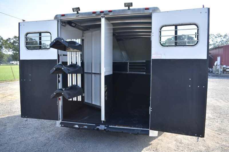 2005 Sundowner 3HSBP 3 Horse Trailer - Image 12