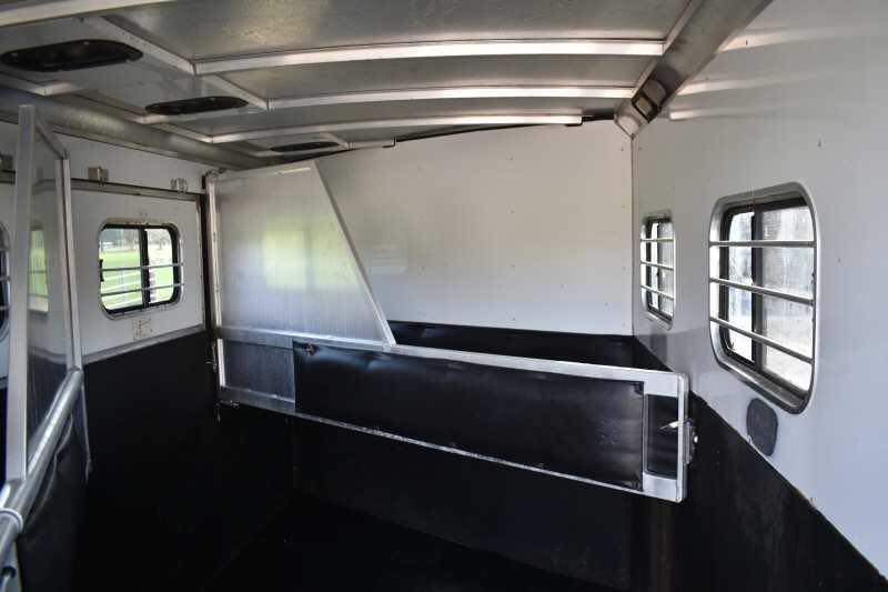 2005 Sundowner 3HSBP 3 Horse Trailer - Image 4