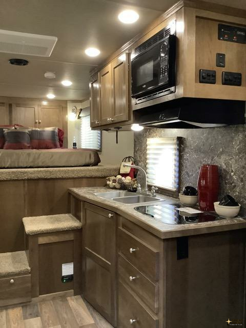 2023 SMC 3 HORSE LIVING QUARTER TRAILER WITH 10FT SHORT WALL & NO SLIDEOUT - Image 18