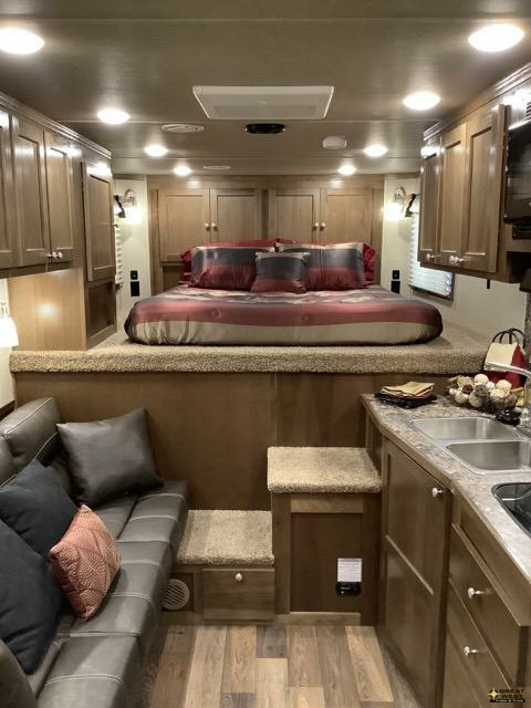 2023 SMC 3 HORSE LIVING QUARTER TRAILER WITH 10FT SHORT WALL & NO SLIDEOUT - Image 13