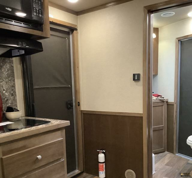 2023 SMC 3 HORSE LIVING QUARTER TRAILER WITH 10FT SHORT WALL & NO SLIDEOUT - Image 6