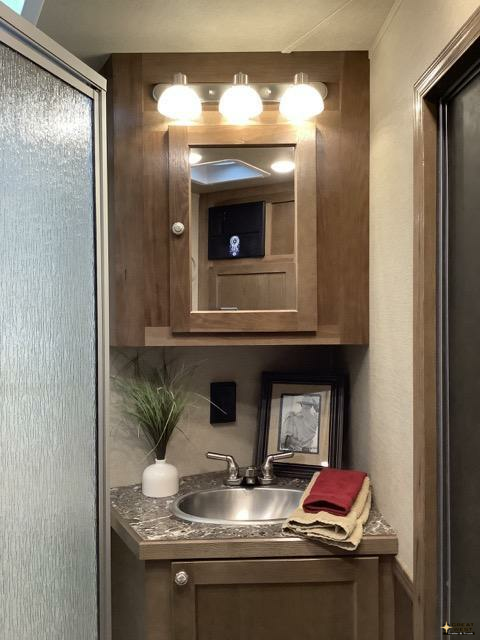 2023 SMC 3 HORSE LIVING QUARTER TRAILER WITH 10FT SHORT WALL & NO SLIDEOUT - Image 4